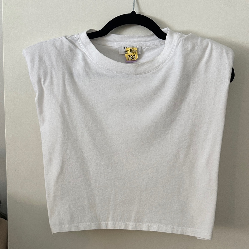 Aritzia Babaton White crop shoulder pad Tee